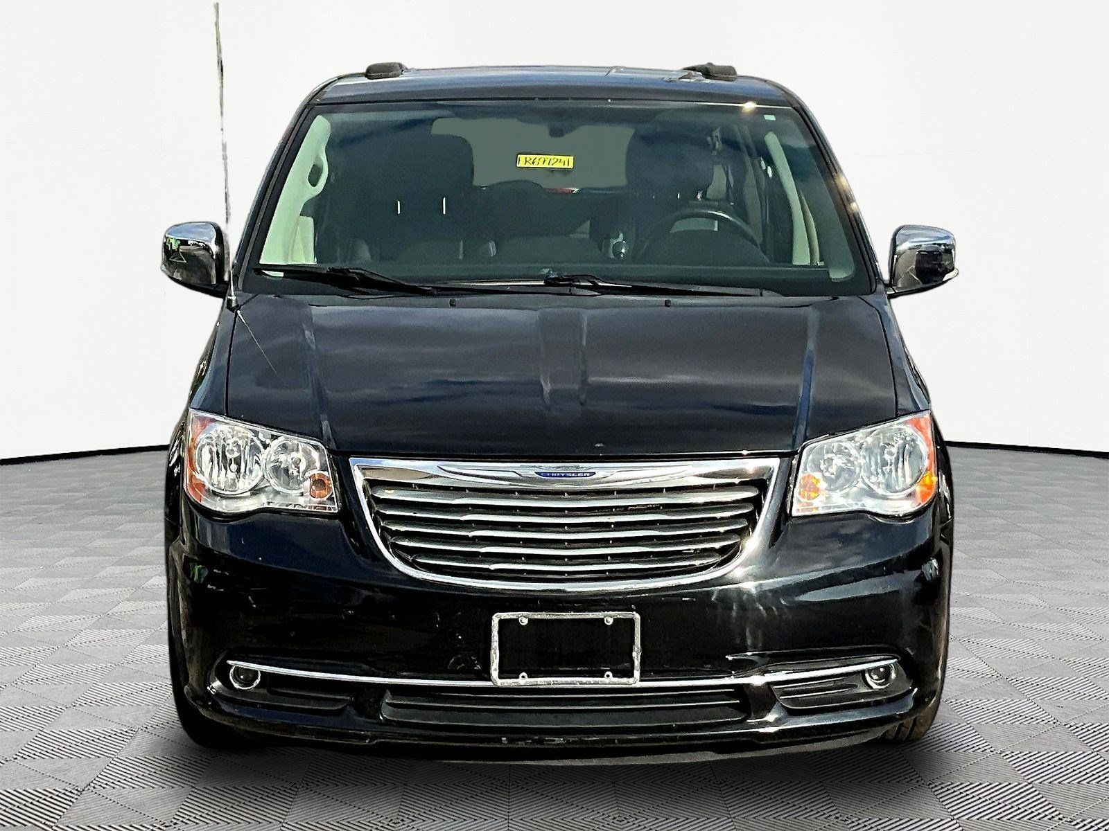 Used 2015 Chrysler Town & Country Touring-L w/ Driver Convenience Group FWD image 2