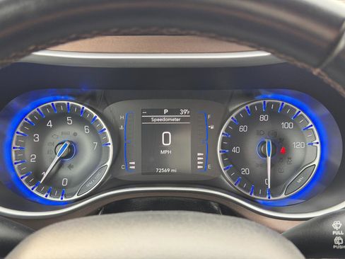 Used 2018 Chrysler Pacifica Touring-L image 18