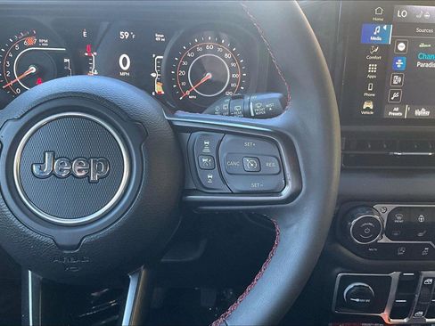 Used 2025 Jeep Wrangler Unlimited Rubicon w/ Convenience Group AWD/4WD image 19