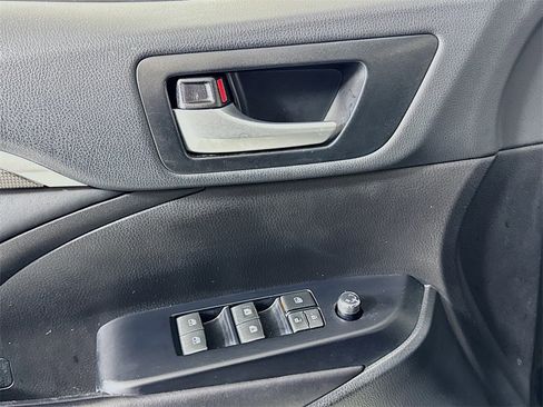 Used 2019 Toyota Highlander SE image 15