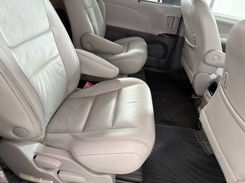 Used 2017 Toyota Sienna XLE 7 PASSENGER image 23
