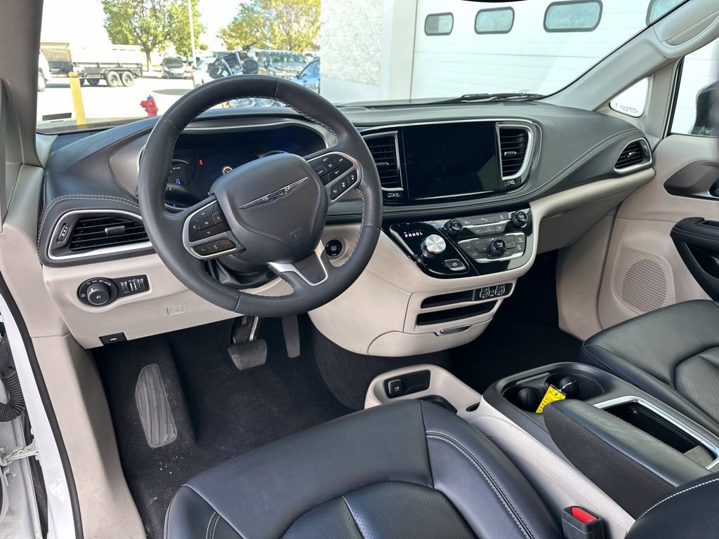 Used 2024 Chrysler Pacifica Limited FWD image 4