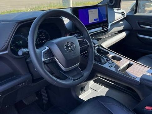 Used 2025 Toyota Sienna Limited FWD image 6