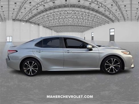 Used 2019 Toyota Camry L image 8