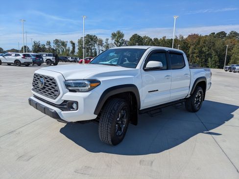 Certified 2023 Toyota Tacoma TRD Off-Road image 3