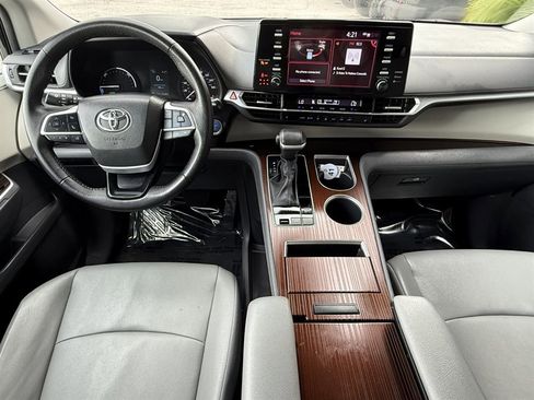 Used 2023 Toyota Sienna XLE image 26