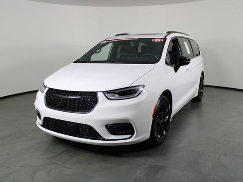 Used 2025 Chrysler Pacifica Limited image 2