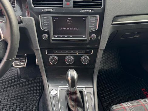 Used 2017 Volkswagen GTI SE image 31