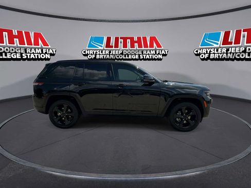 Used 2023 Jeep Grand Cherokee Limited w/ Black Appearance Package AWD/4WD image 9