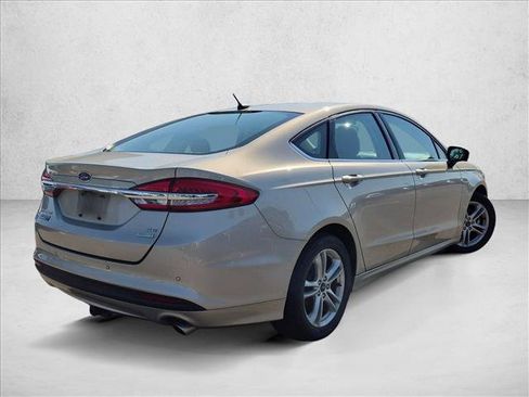 Used 2018 Ford Fusion SE w/ Fusion SE Technology Package FWD image 5
