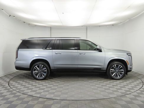 Used 2025 Cadillac Escalade ESV Sport image 4