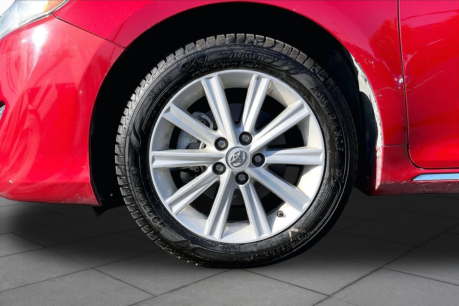 Used 2014 Toyota Camry XLE w/ Leather Package FWD image 10