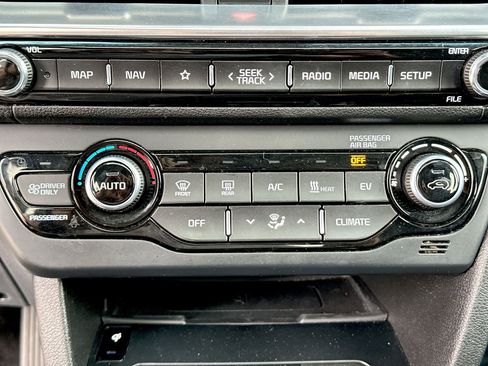 Used 2022 Kia Niro EX Premium w/ Cold Weather Package image 17