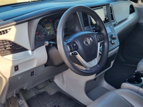 Used 2015 Toyota Sienna LE image 2
