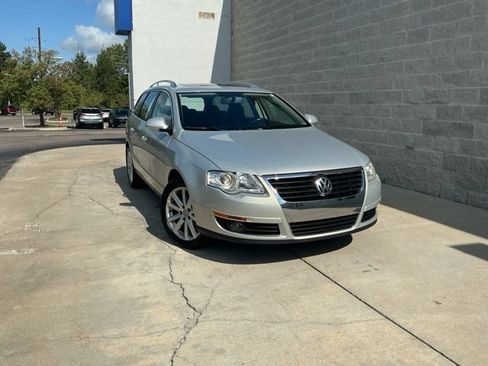 Used 2010 Volkswagen Passat Komfort FWD image 1