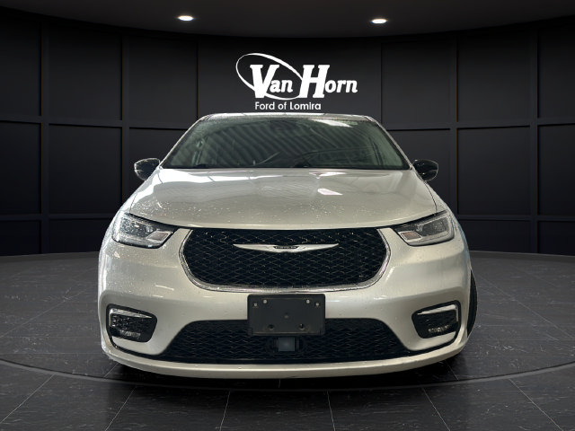 Used 2024 Chrysler Pacifica Limited FWD image 2