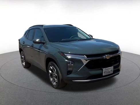 Used 2025 Chevrolet Trax LT FWD image 3