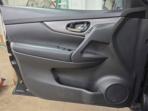 Used 2016 Nissan Rogue SV image 25