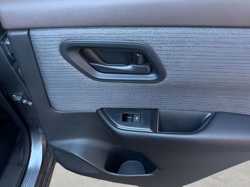 Used 2023 Nissan Rogue S image 23