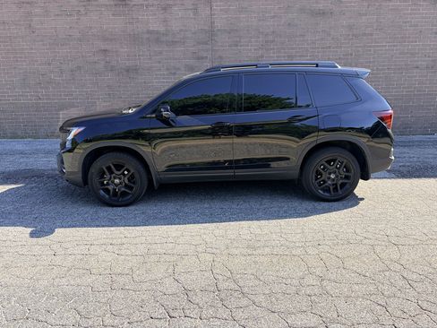 Used 2025 Honda Passport Black Edition image 2