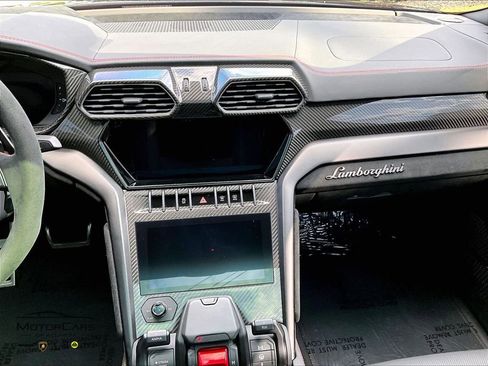 Used 2023 Lamborghini Urus Performante AWD/4WD image 7