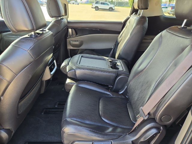 Used 2025 Kia Carnival FWD image 26