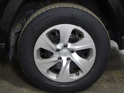 Used 2021 Toyota RAV4 LE FWD image 34