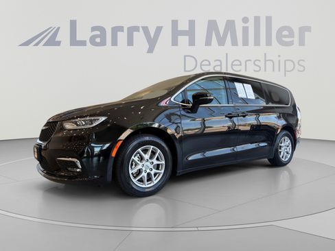 Used 2024 Chrysler Pacifica Touring-L FWD image 1