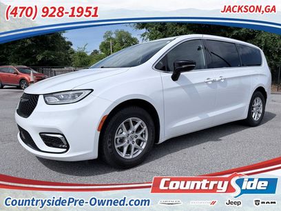 Used 2025 Chrysler Pacifica Select