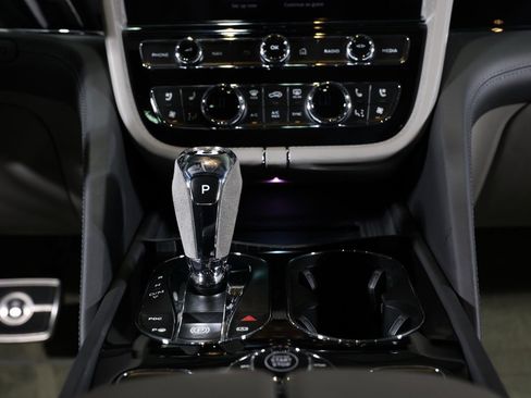 Used 2022 Bentley Bentayga image 24