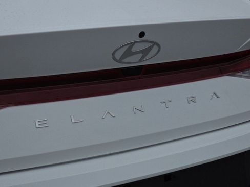 Used 2025 Hyundai Elantra SE image 23