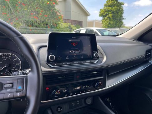 Used 2025 Nissan Rogue SV FWD image 17