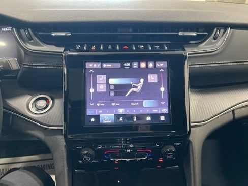 Used 2023 Jeep Grand Cherokee Laredo w/ Luxury Tech Group I AWD/4WD image 9