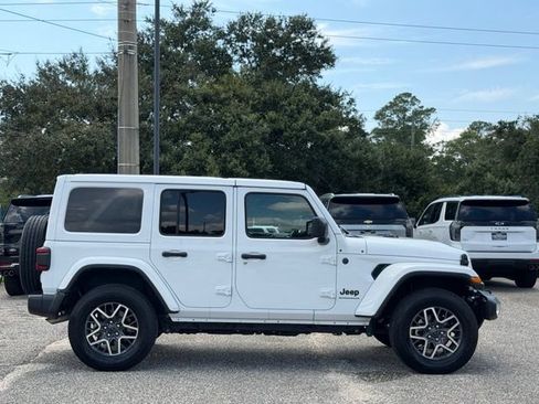Used 2026 Jeep Wrangler Unlimited Sahara AWD/4WD image 7
