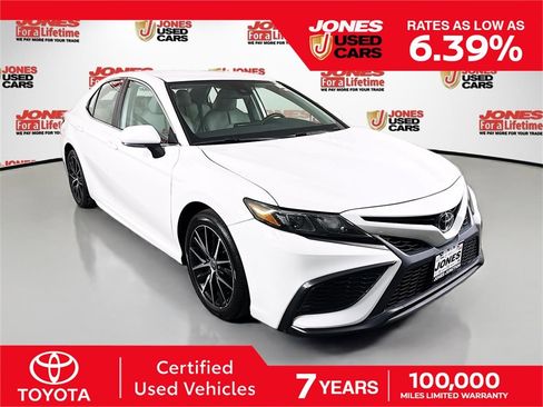 Certified 2022 Toyota Camry SE image 1