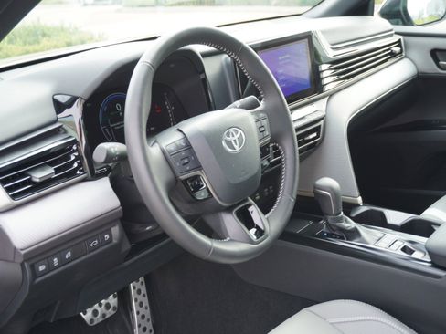 Used 2025 Toyota Camry SE image 19