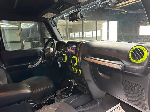 Used 2017 Jeep Wrangler Unlimited Rubicon AWD/4WD image 24