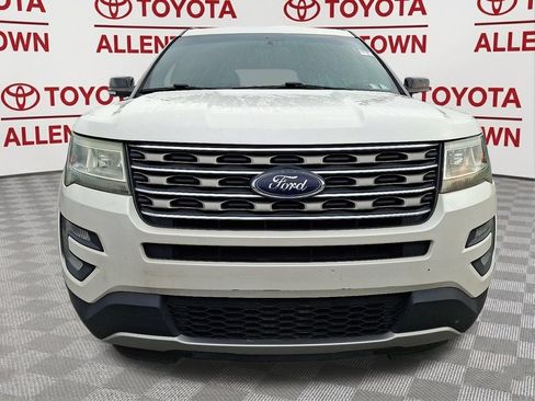 Used 2017 Ford Explorer XLT FWD image 2