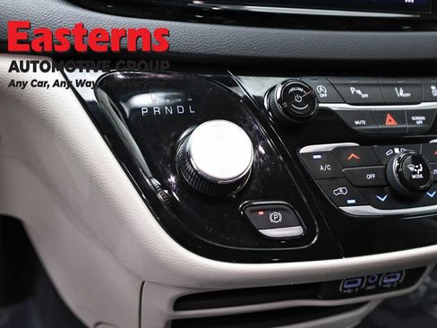 Used 2023 Chrysler Pacifica Touring-L FWD image 13