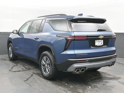 Used 2025 Chevrolet Traverse LT image 8