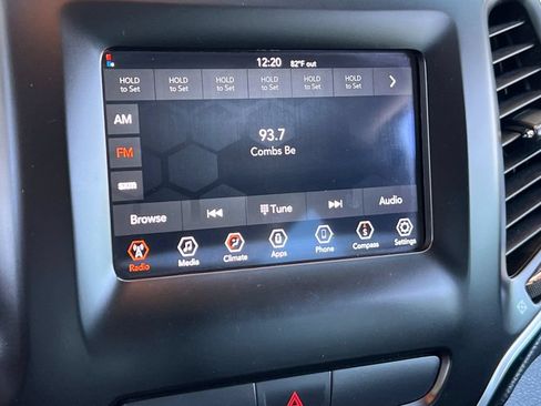 Used 2019 Jeep Cherokee Latitude w/ Popular Appearance Group FWD image 20