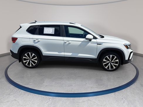 Used 2023 Volkswagen Taos SE w/ Panoramic Sunroof Package FWD image 4