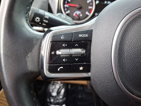 Used 2022 Kia Carnival EX image 21