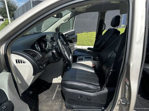 Used 2016 Chrysler Town & Country Touring FWD image 7
