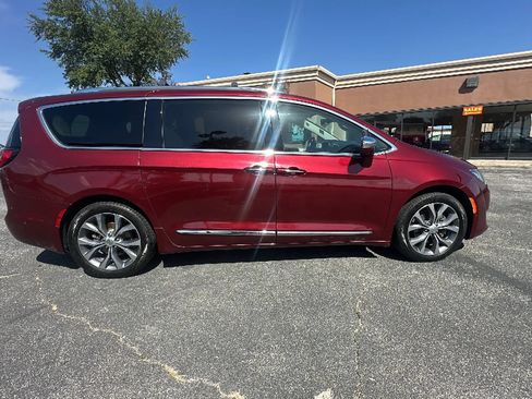 Used 2018 Chrysler Pacifica Limited w/ Tire & Wheel Group FWD image 7