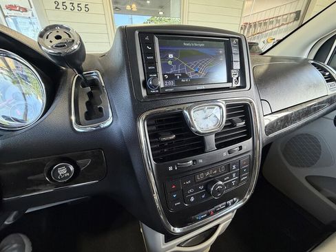 Used 2015 Chrysler Town & Country Touring w/ Driver Convenience Group FWD image 19