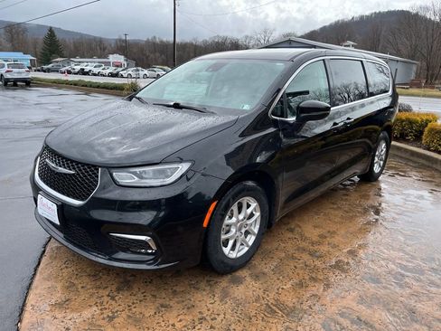 Used 2023 Chrysler Pacifica Touring-L image 3