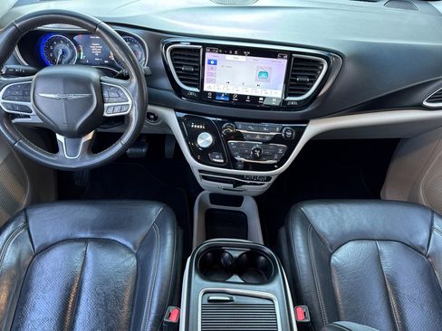 Used 2022 Chrysler Pacifica Touring-L image 16