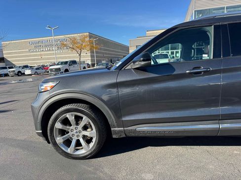 Certified 2020 Ford Explorer Platinum w/ Premium Technology Package image 2