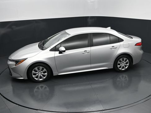 Used 2025 Toyota Corolla LE FWD image 28